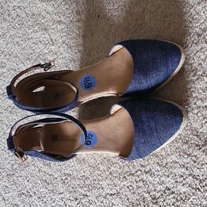 Closed toe, ankle buckle, wedge sandal